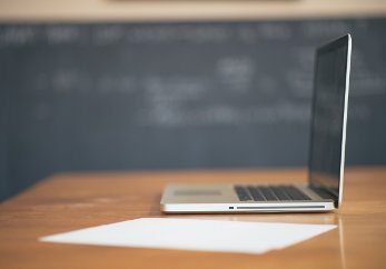 apple-desk-laptop-working